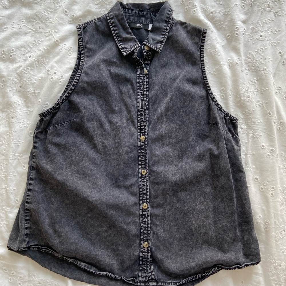 BDG Sleeveless Button Down Top (Size L)